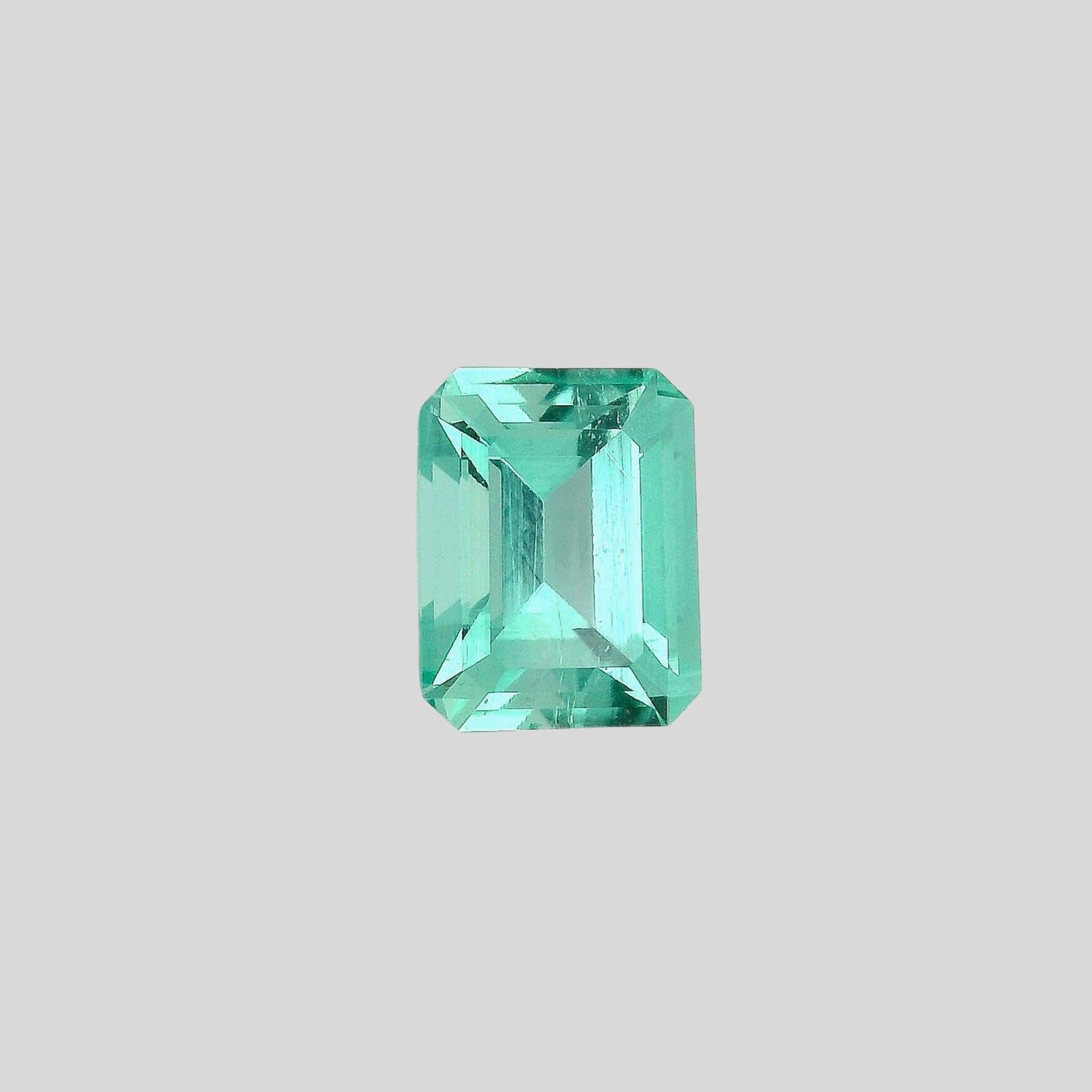 émeraude taille octogone, couleur verte, transparente