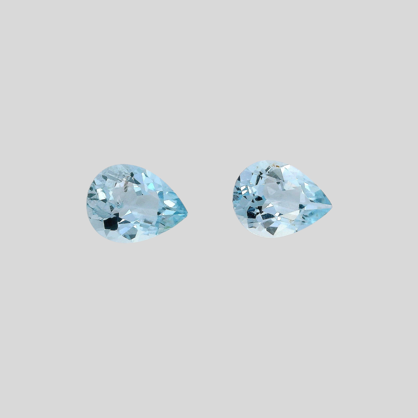 vude de face paire de poire augue marines, bleu clair, pierreies gemmes france