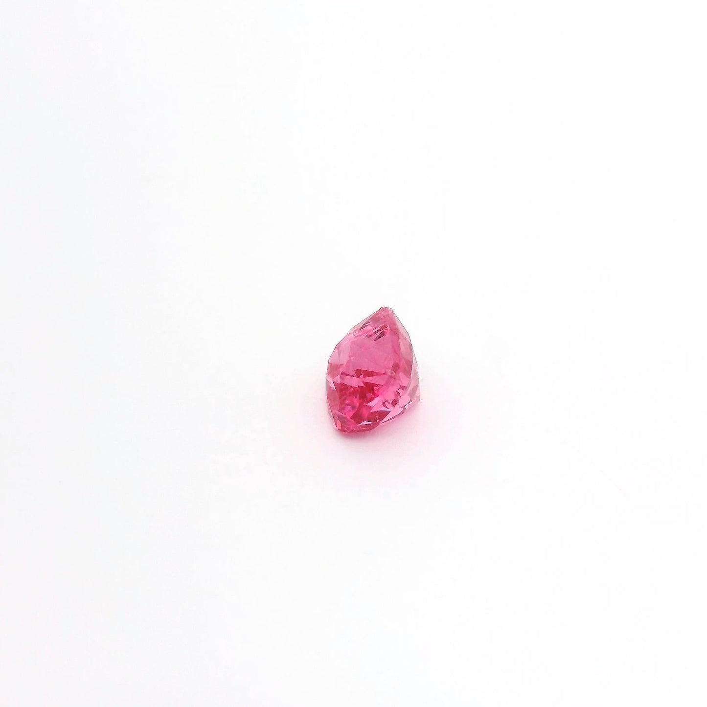 vue de profil spinelle mahenge rouge, 1.07 carat, Mahenge, Tanzanie, pierreries gemmes france