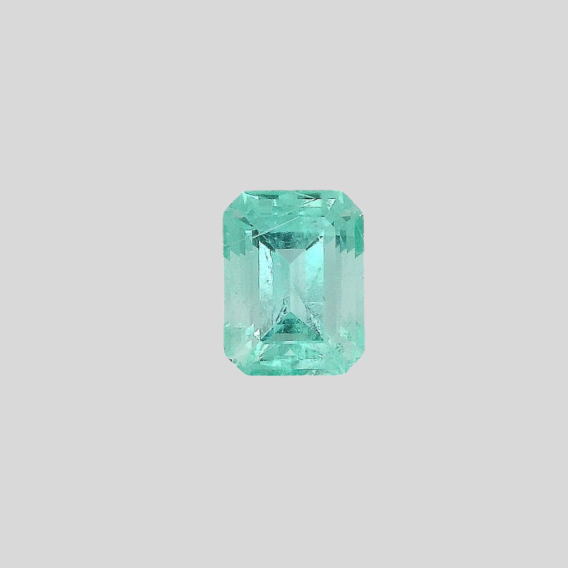 Emeraude verte 0.52 carat, taille émeraude, origine Russie