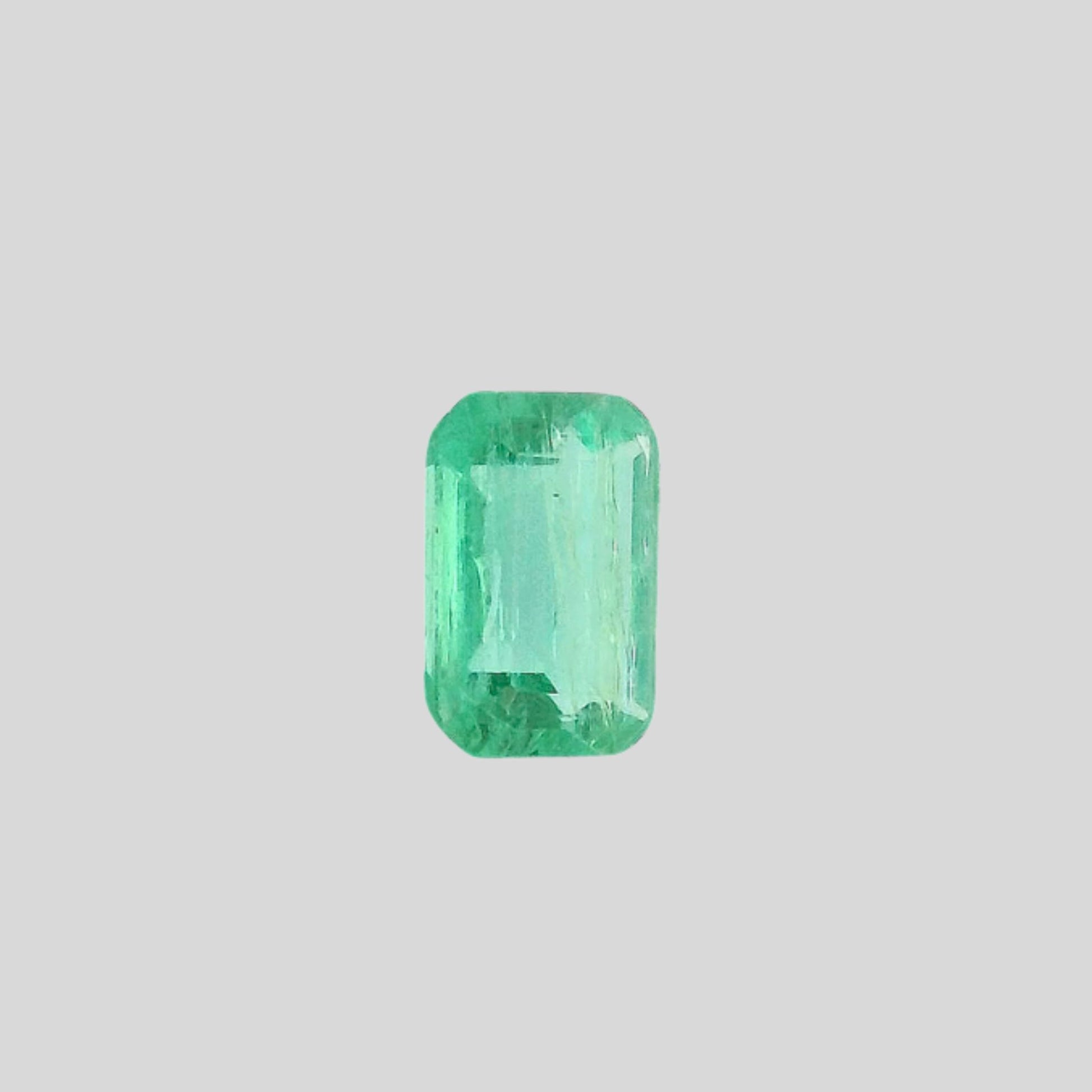 Photo de face émeraude de Zmabie, 0.65 carat, couleur verte
