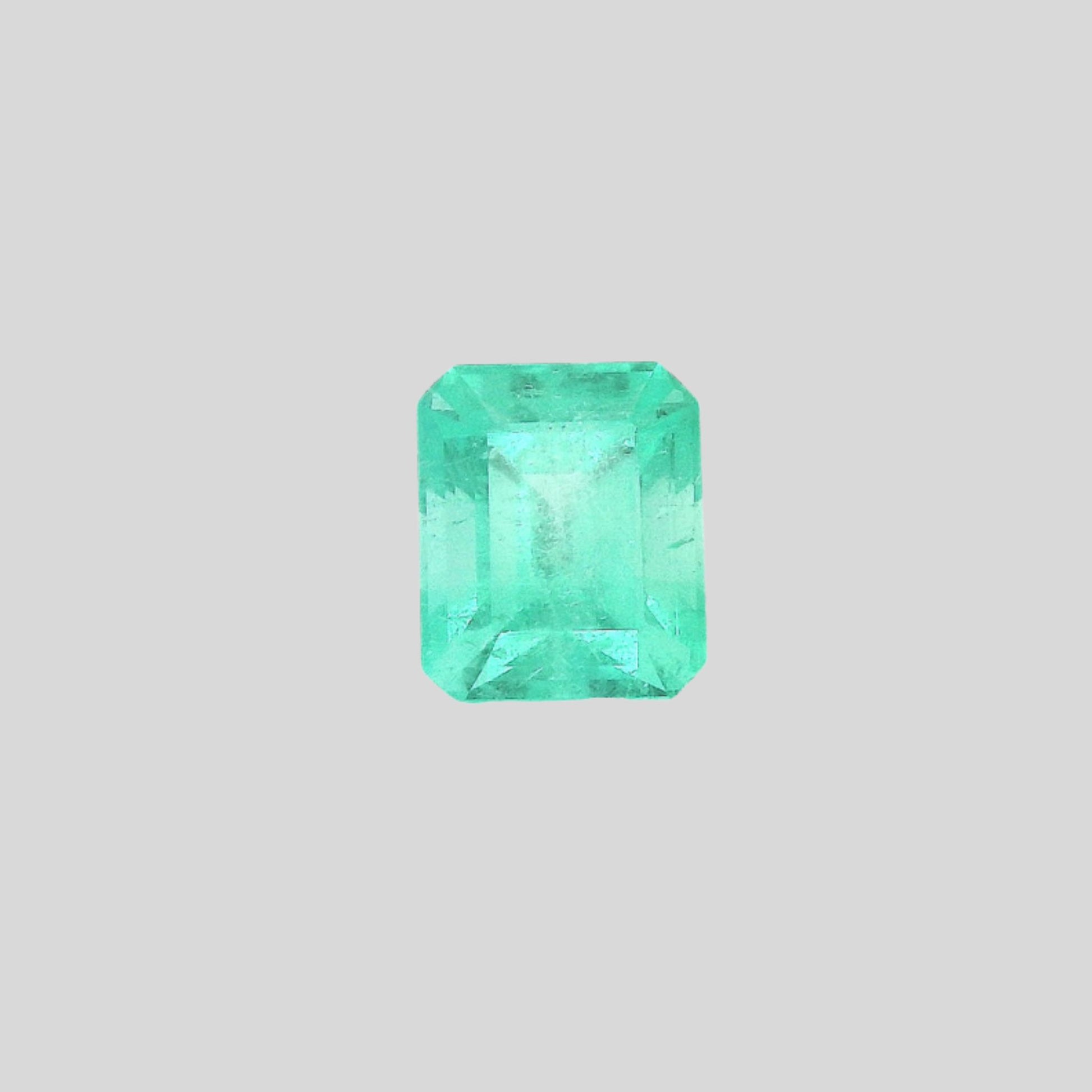 Emeraude verte 0.60 carat, taille émeraude