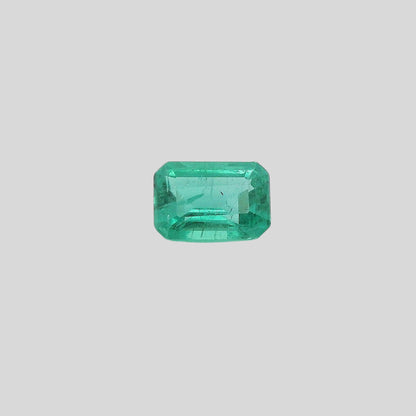 Photo de face d'une émeraude de Zambie, taille émeraude 