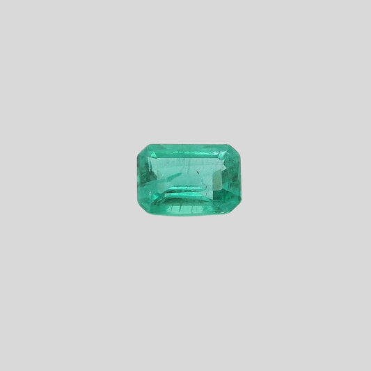 Photo de face d'une émeraude de Zambie, taille émeraude 