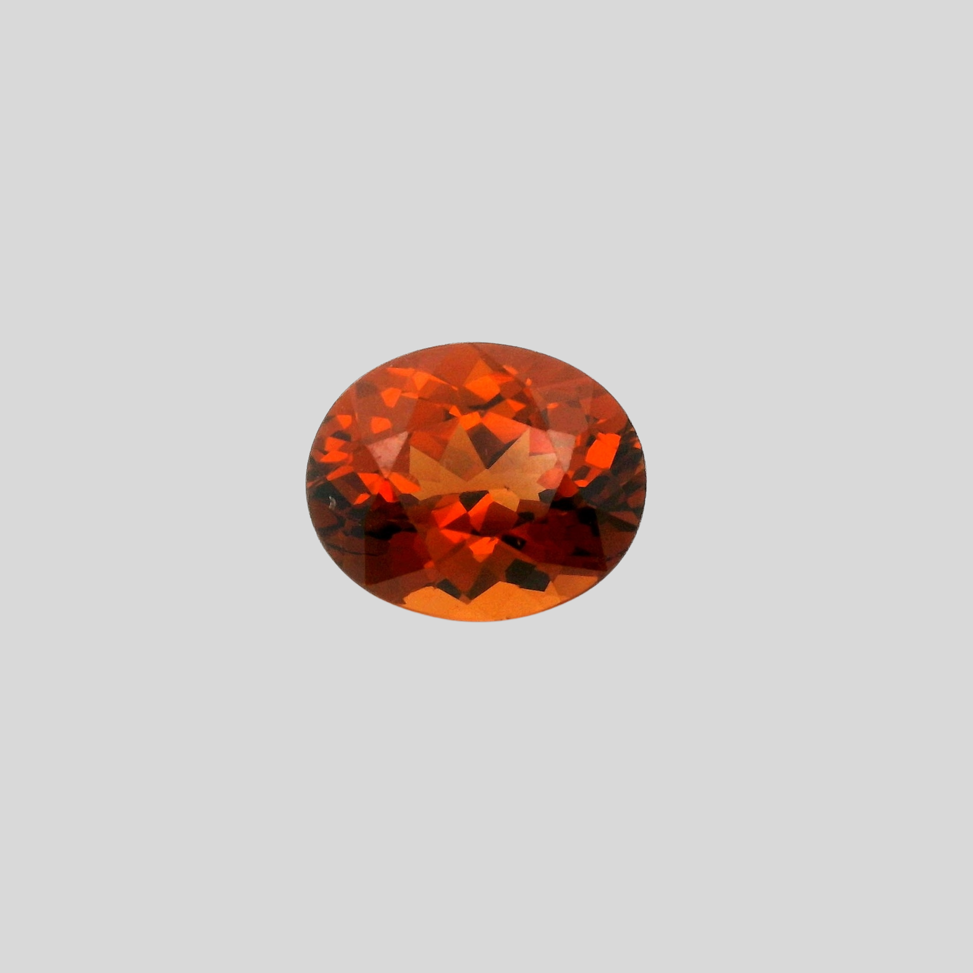 vue de face grenat malaya de 2.51 carat, taille ovale, pierreries gemmes france
