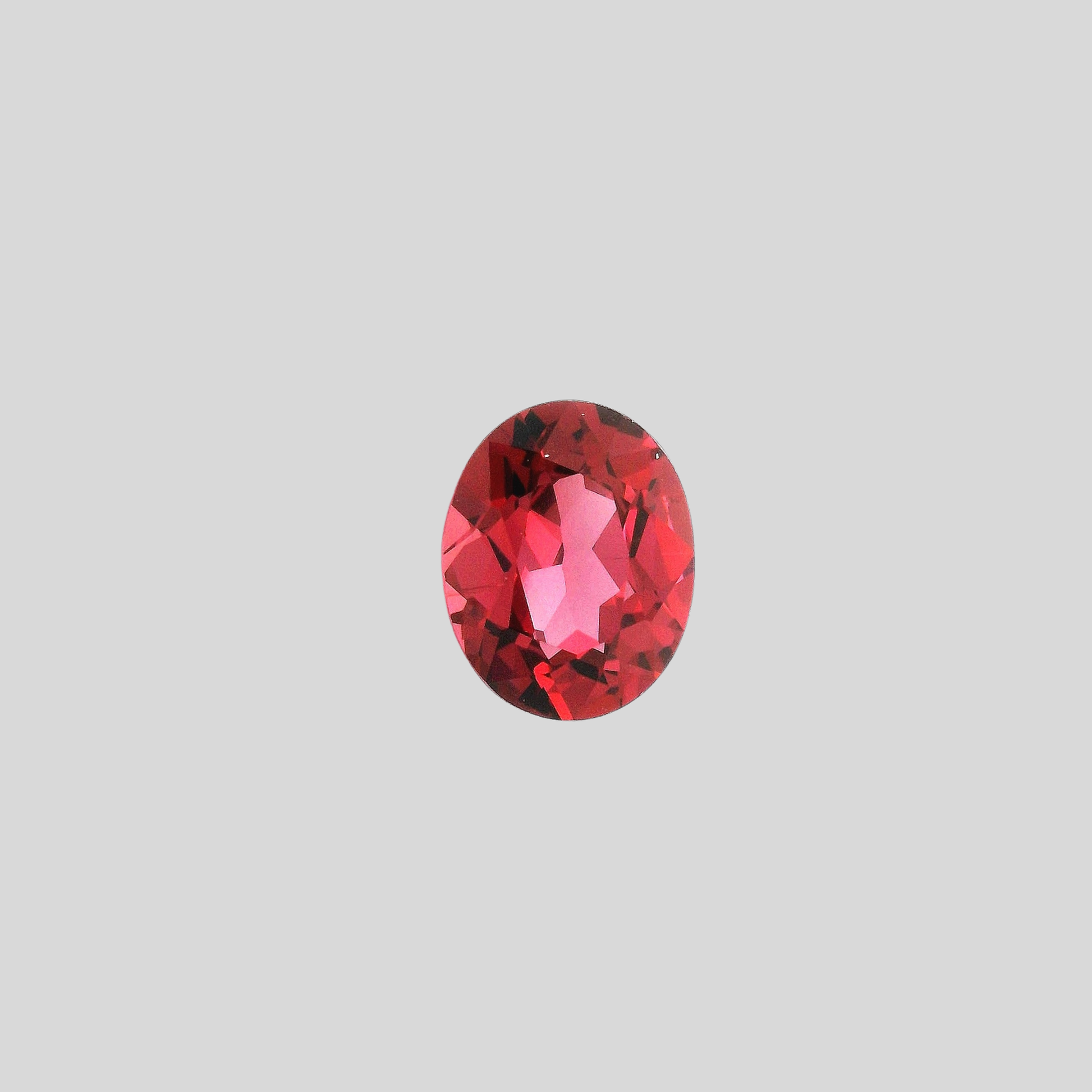 vue de face grenat rhodolite de tanga tanzanie, ovale, 1.91 carat, pierreries gemmes france