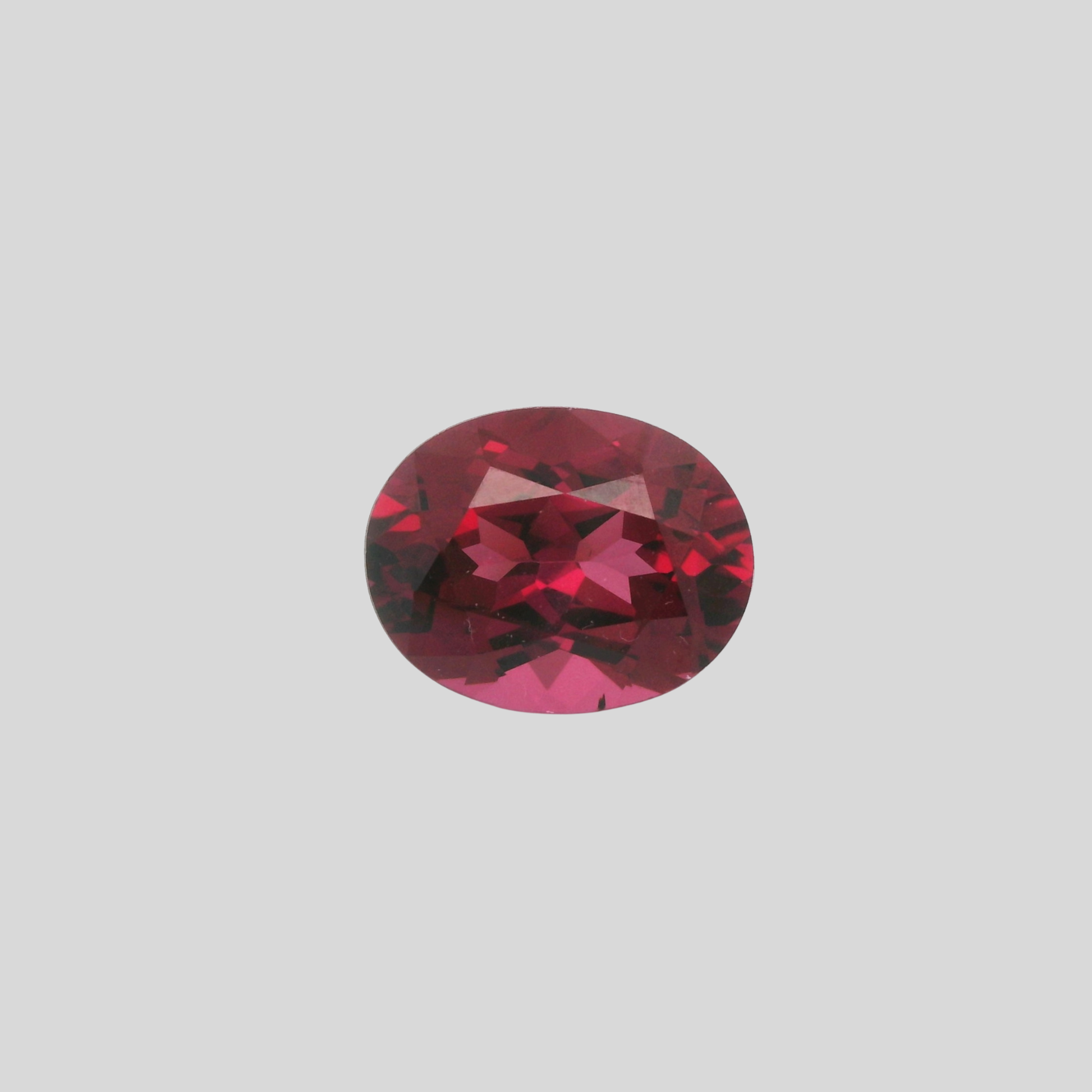 vue  de face grenat rhodolite maalwi ovale3.68 carats, pierreries gemmes france