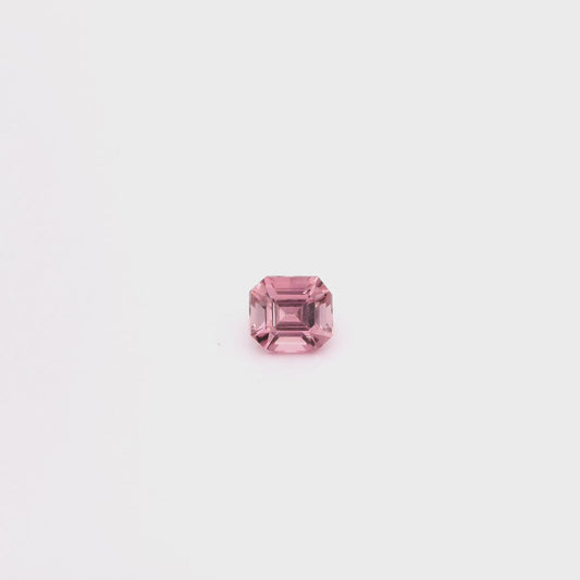 image montrant de face une pierre tourmaline rose, taille émeraude, pierreries gemmes france