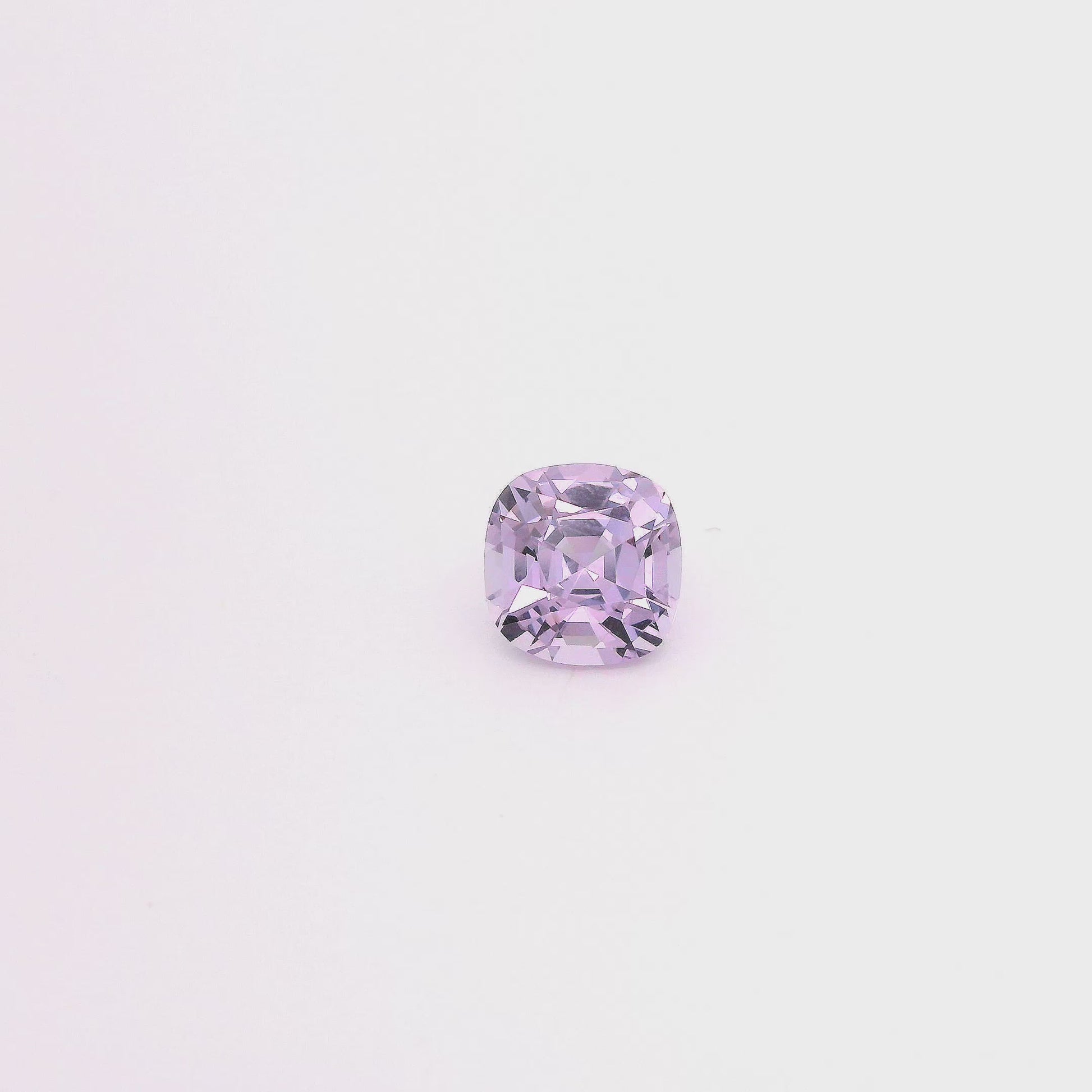 video d'un spinelle violet, lavande de Birmanie, poids 1.39 carat, pierreries gemmes france 