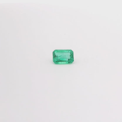 vidéo d'une émeraude de Zambie de 0.76 carat, taille émeraude, couleur verte