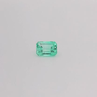 Video Emeraude de Colombie verte 0.90 ct, taille emeraude, origine Colombie