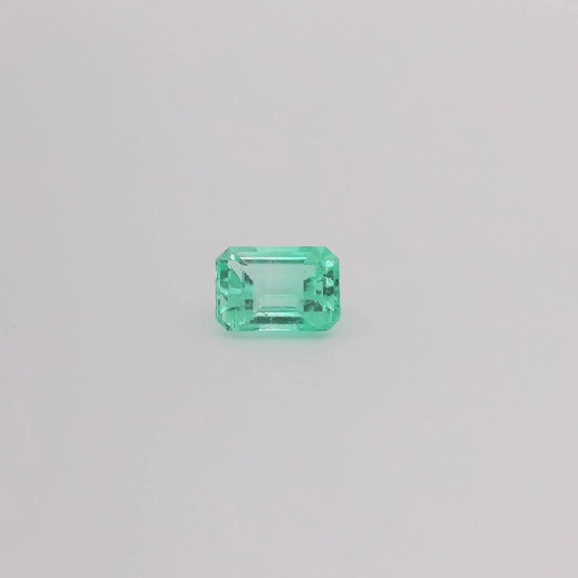 Video Emeraude de Colombie verte 0.90 ct, taille emeraude, origine Colombie