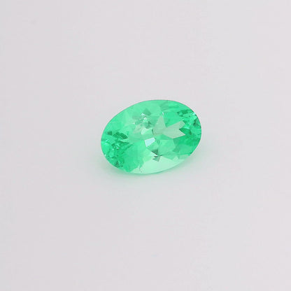 Vidéo d'une émeraude ovale de 0.80 carat, couleur verte 