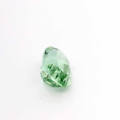 Vu de profil Tourmaline mint 1,60 ct, forme ovale, couleur menthe