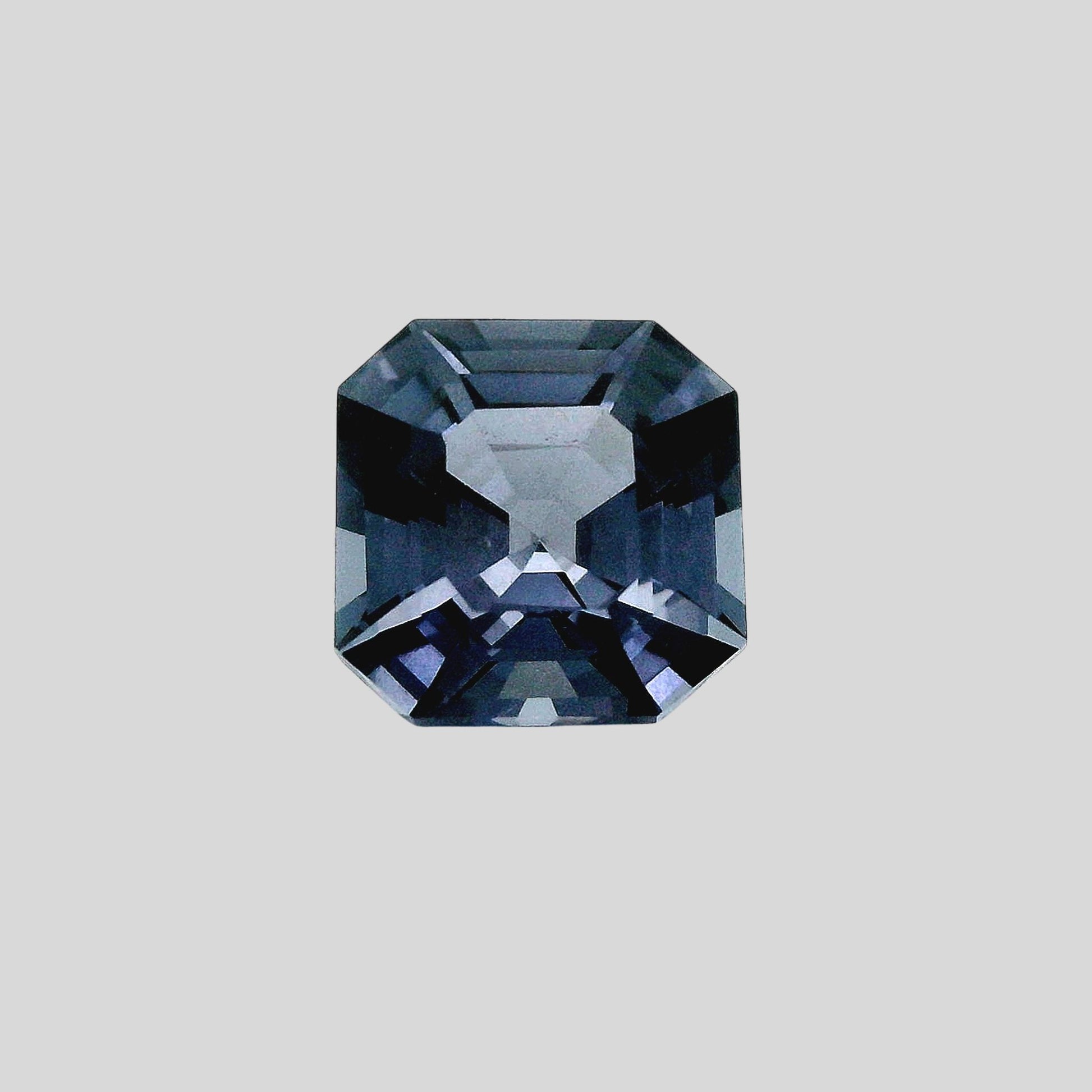 Vue de face spinelle gris bleu taille asscher, pierreries gemmes france