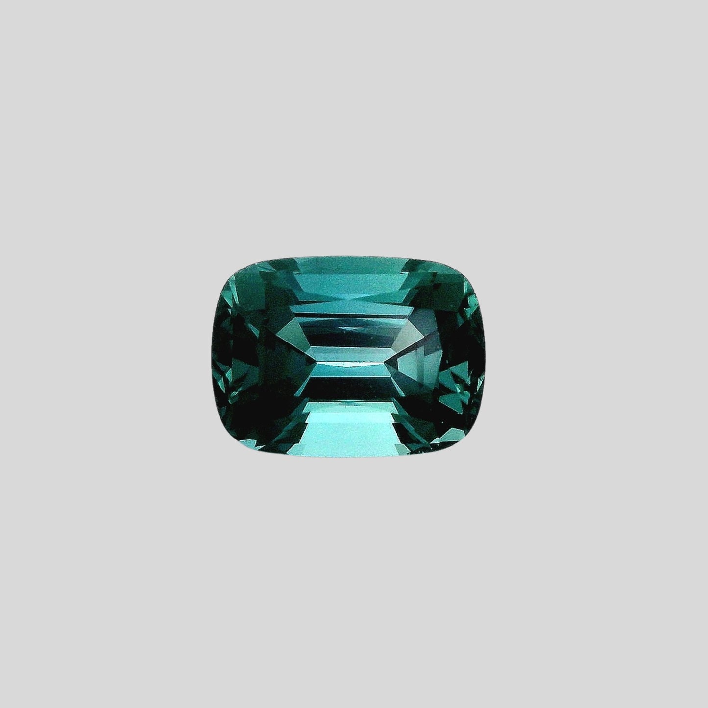 vue de face de tourmaline bleue lagoon, taille coussin, afganistan