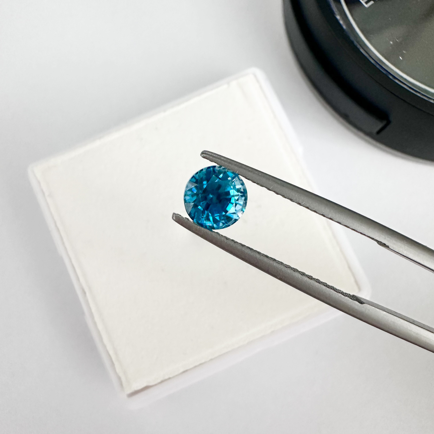 zircon bleu du Cambodge, vue dans les pinces gemmologiques